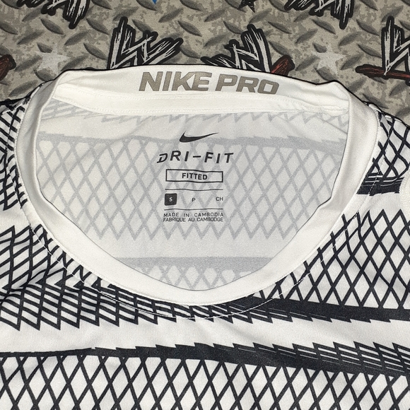 Nike Pro Combat Fitted Dry Fit Very Nice Shirt! - Picture 4 of 6